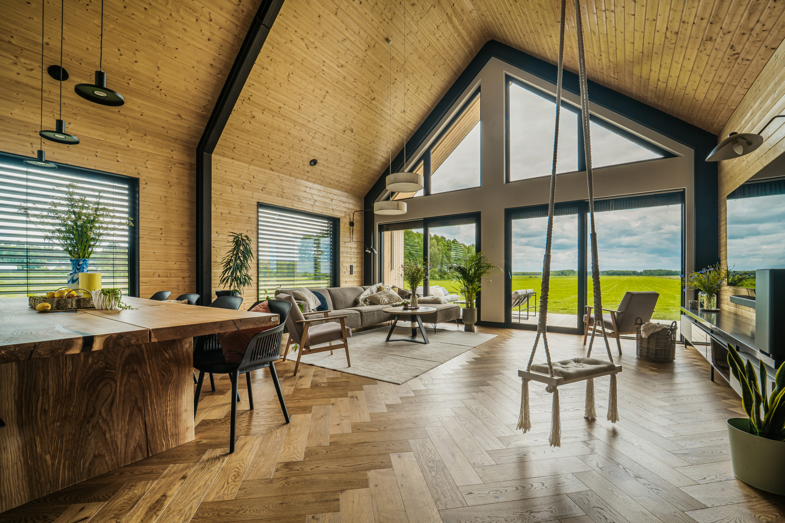 Salon w domu prefabrykowanym zrealizowanym przez Hygge Hus