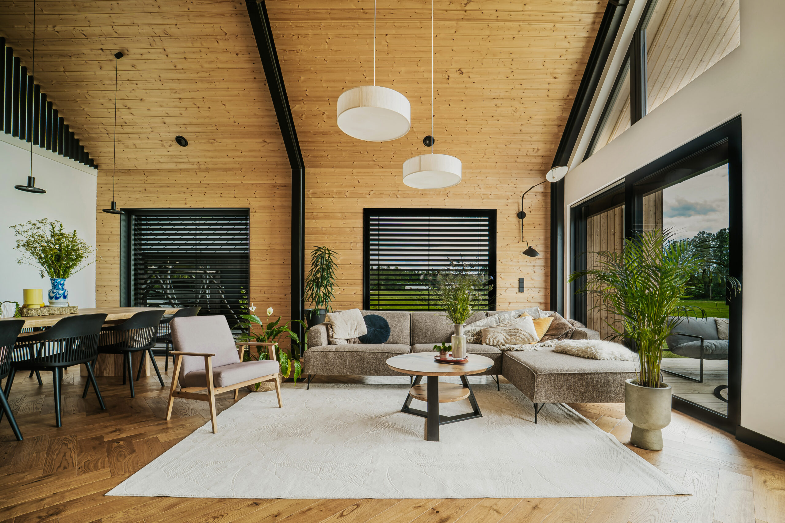 Salon w domu prefabrykowanym zrealizowanym przez Hygge Hus 2