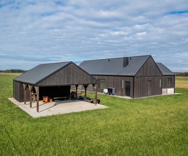 Wiata dwustanowiskowa z pomieszczeniem gospodarczym